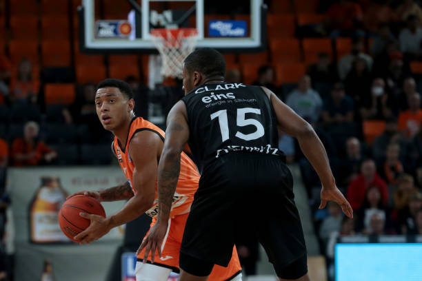 并在防守端 并在防守端